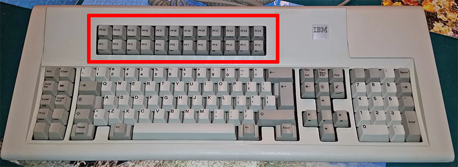 Некоторые «старинные» клавиатуры имеют 24 функциональные клавиши, как эта M3193 keyboard, образца 1988 г